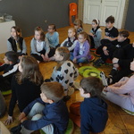 W sali muzealnej dzieci słuchają opowiadania o historii pieniądza..JPG