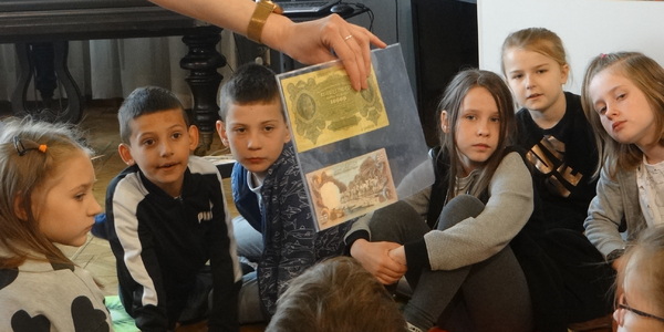 Uczniowie oglądają dawne banknoty..JPG