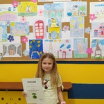 Dziewczynka trzyma dyplom za udział w konkursie._2022-06-07_12:07:23.jpg