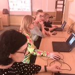 nauczycielki języków obcych podczas zespołu samokształceniowego przy laptopach.JPG