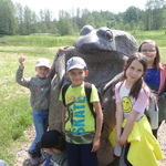 Dzieci przy rzeźbie żaby.JPG