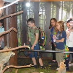 Uczniowie oglądający zwierzęta w muzeum przyrodniczym.JPG