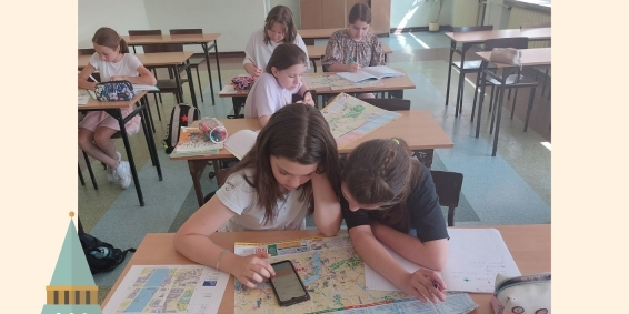 Uczniowie pracują z mapą i smartfonem - zdjęcie jako plakat.jpg