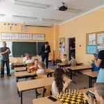 2.Dyrektor szkoły i sędzia szachowy z uczniami..jpg