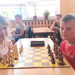 5.Dziewczynka i chłopiec przy planszy szachowej..jpg