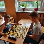 10.Dwaj chłopcy rozgrywają partię szachową..jpg