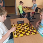 9. Chłopcy grają w szachy.jpg