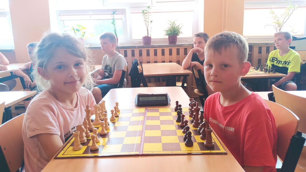 12 Dziewczynka i chłopiec przy szachownicy m.jpg