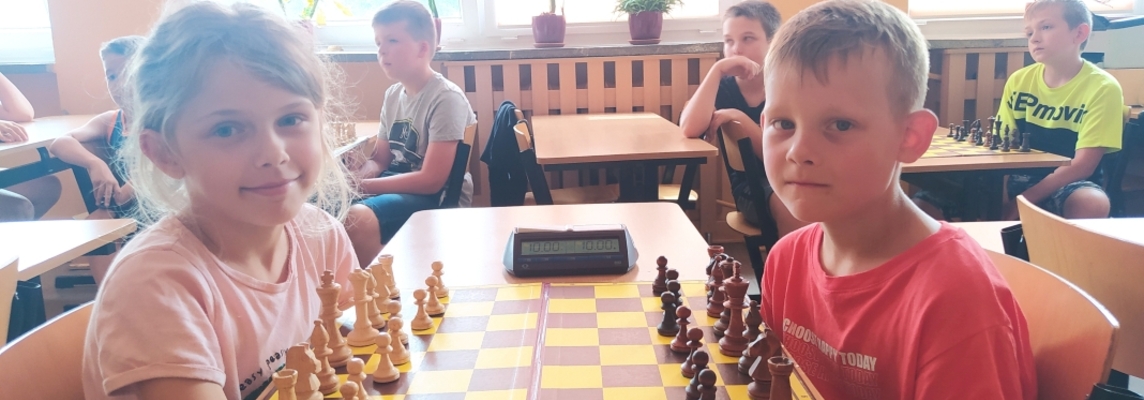 12 Dziewczynka i chłopiec przy szachownicy m.jpg