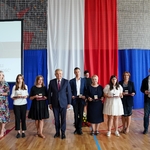 Szymon i pani Sakowicz z medalami w towarzystwie prezydenta miasta Białegostoku i innych nagrodzonych 1.jpg