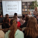 Ballady i Romanse - Narodowe Czytanie w Filii nr 8 - młodzież ogląda prezentację o NC.jpg