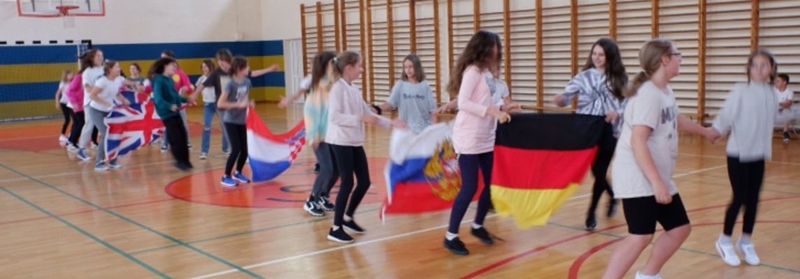 uczniowie ta_czacy Belgijk_ z flagami1.jpg