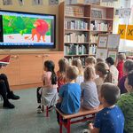 Nauczycielka bibliotekarka czyta dzieciom z grupy Sówki bajkę Ezopa.jpeg