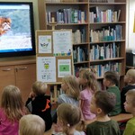 Dzieci z grupy Krasnoludki oglądają ilustracje do bajki.jpg