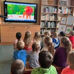 Nauczycielka bibliotekarka pokazuje dzieciom z grupy Sówki ilustrację do bajki.jpeg