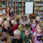 Dzieci z grupy Krasnoludki słuchają bajki Ezopa.jpg