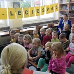 Nauczycielka bibliotekarka czyta dzieciom z grupy Krasnoludki.jpg