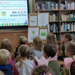 Nauczycielka bibliotekarka opowiada dzieciom z grupy Krasnoludki o akcji.jpg