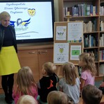 Nauczycielka bibliotekarka rozmawia z dziećmi z grupy Krasnoludki.jpg
