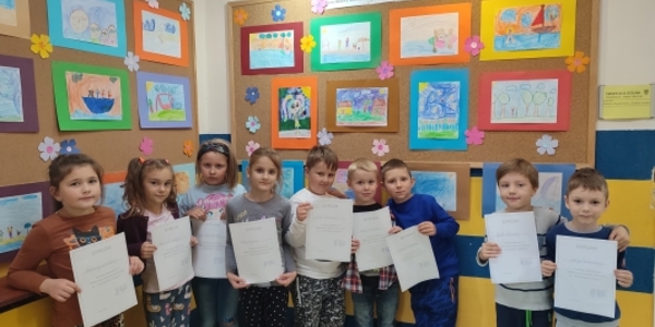 Nagrodzone dzieci w konkursie Pocztówka z wakacji m.jpg