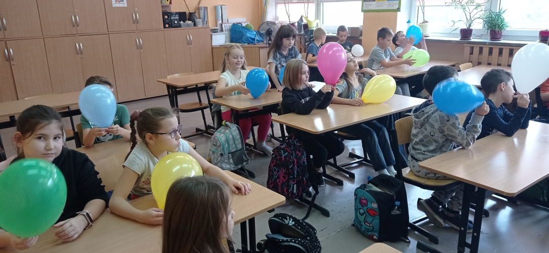 Dzieci napełniają balony powietrzem.jpg