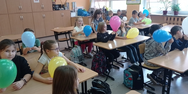 Dzieci napełniają balony powietrzem.jpg