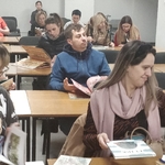 Rodzice ogladają prezentowane książki.jpg
