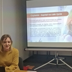 Pracownica CEN podczas wystąpienia.jpg