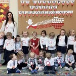 Dzieci z grupy Krasnoludki po patriotycznym występie.jpg