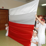 Dzieci z 3c pokazują flagę Polski.JPG