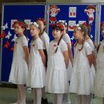 Dziewczynki z 3c śpiewają pieśń patriotyczną.JPG