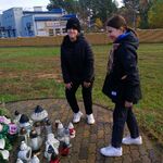 wolontariuszki zapalają znicze na grobie nienarodzonych dzieci.jpg