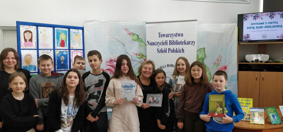 Zzdjęcie grupowe uczniów z aktywu bibliotecznego SP 43 z Zofią Olek Redlarską.jpg