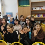 Grupa uczniów z aktywu bibliotecznego SP 43 na spotkaniu z Zofią Olek-Redlarską.jpg