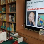 Pan Jakub Sosnowski podpisuje książki.jpg