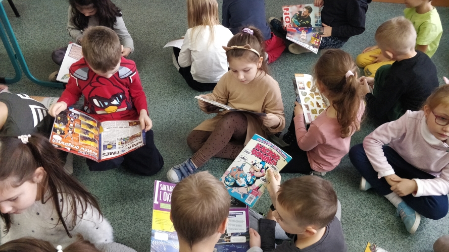 Dzieci z klasy I c na lekcji bibliotecznej w czytelni.jpg