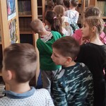 Dzieci z klasy I a na lekcji bibliotecznej w wypożyczlni.jpg