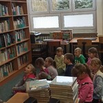 Dzieci z klasy I a na wprowadzającej lekcji bibliotecznej.jpg