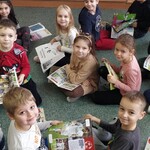 Dzieci z klasy I c z czasopismami podczas lekcji bibliotecznej.jpg