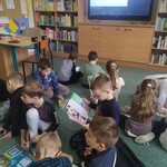 Dzieci z klasy I d na lekcji bibliotecznej w wypozyczalni.jpg