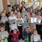Dzieci z klasy I c z książkami z akcji Instytut Książki w ramach projektu Wyprawka Czytelnicza dla Pierwszoklasisty.jpg