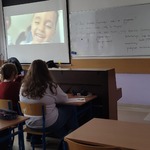 Uczniowie ogladają prezentację na lekcji TEG.jpg