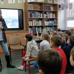 Agnieszka Suchowierska w czasie spotkania z dziećmi z klas II i III.jpg