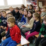 Dzieci z klas II i III podczas spotkania z Agnieszką Suchowierską.jpg