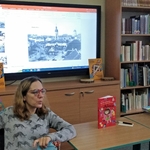 Agnieszka Suchowierska prezentuje swoje ksiązki.jpg