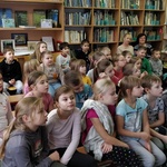 Dzieci z klas II podczas spotkania z Agnieszką Suchowierską.jpg