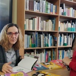 Pisarka podpisuje dzieciom swoje książki (1).jpg