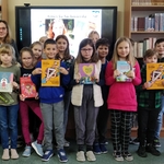 Grupowe zdjęcie z pisarką (2).jpg
