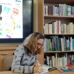 Pisarka podpisuje dzieciom swoje książki (3).jpg