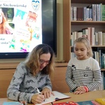 Pisarka podpisuje dzieciom swoje książki (4).jpg